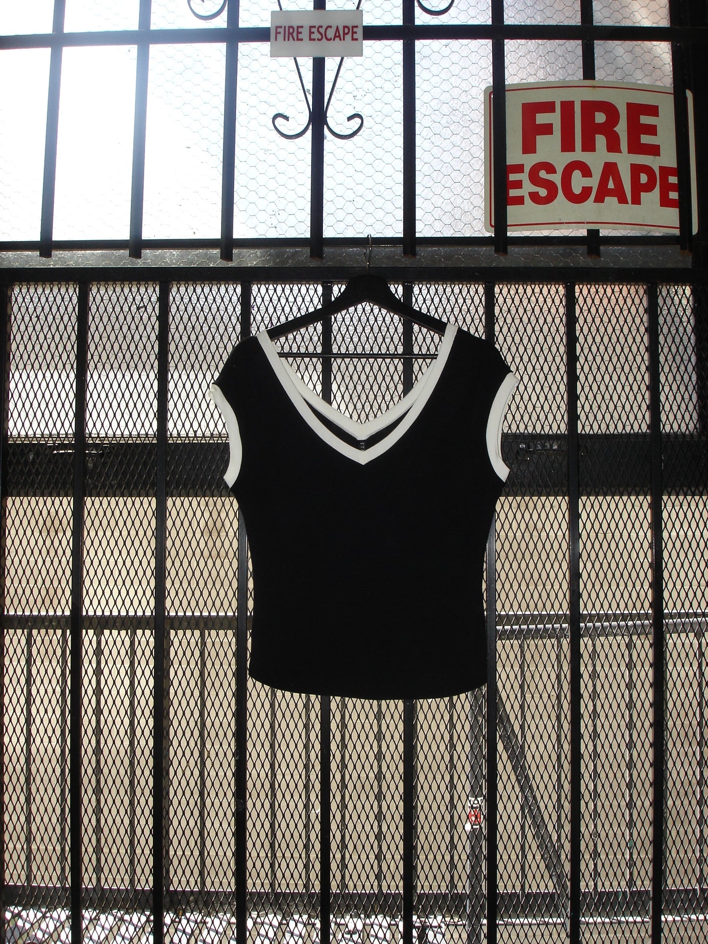 V-NECK TANK