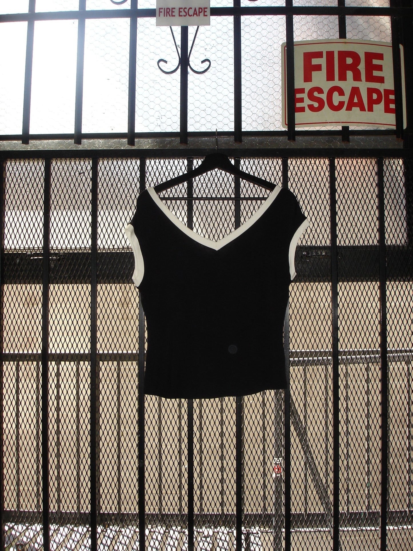 V-NECK TANK